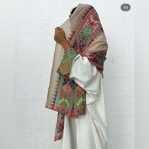 Linen white Abaya + Embroided cultural scarf (Shaila) in size medium.